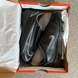 BNWT Kids Soccer Cleats Unisex 13C EUR 31 Nike Jr Vapor 14 Club Easy On Velcro